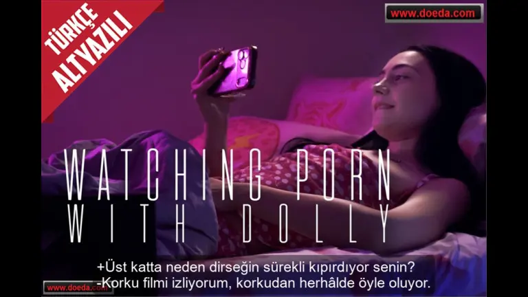 ayni odada sessizce porno izleyip amini islatirken fark edildi.jpg