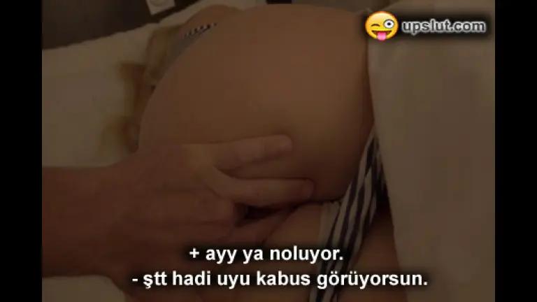 otelde sahiplenmeye calistigi uvey ablayi uyurken siken pic.jpg