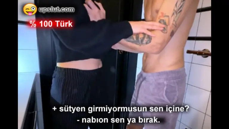 sutyensiz yakaladigi sevgilisinin yollu arkadasini mincikladi.jpg